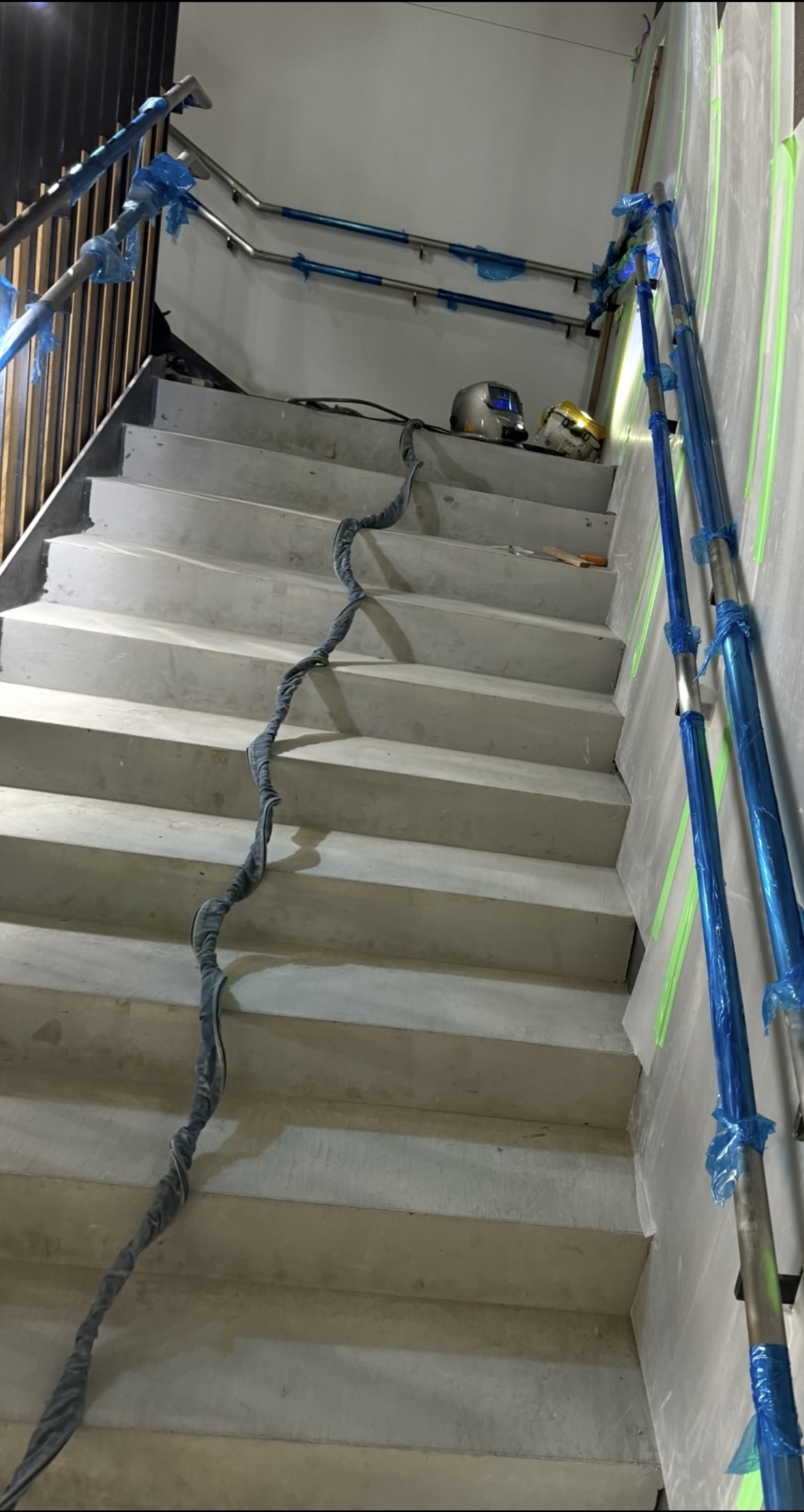 内部階段ステンレス手摺取付工事（TIG溶接）