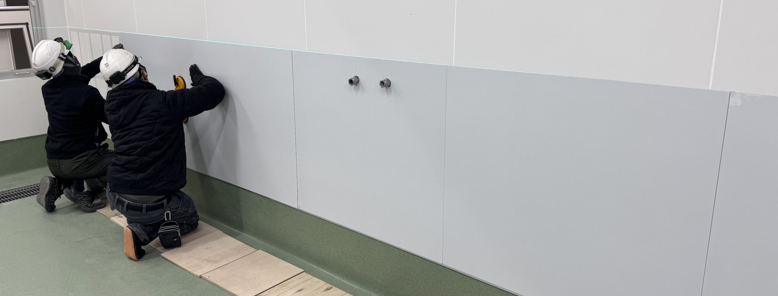 ステンレス板張り施工を行いました。