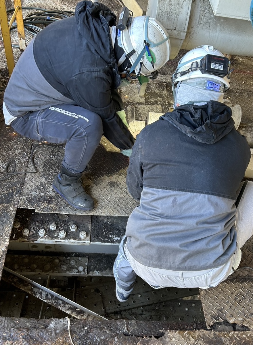 某工場内での施工(デッキの交換)