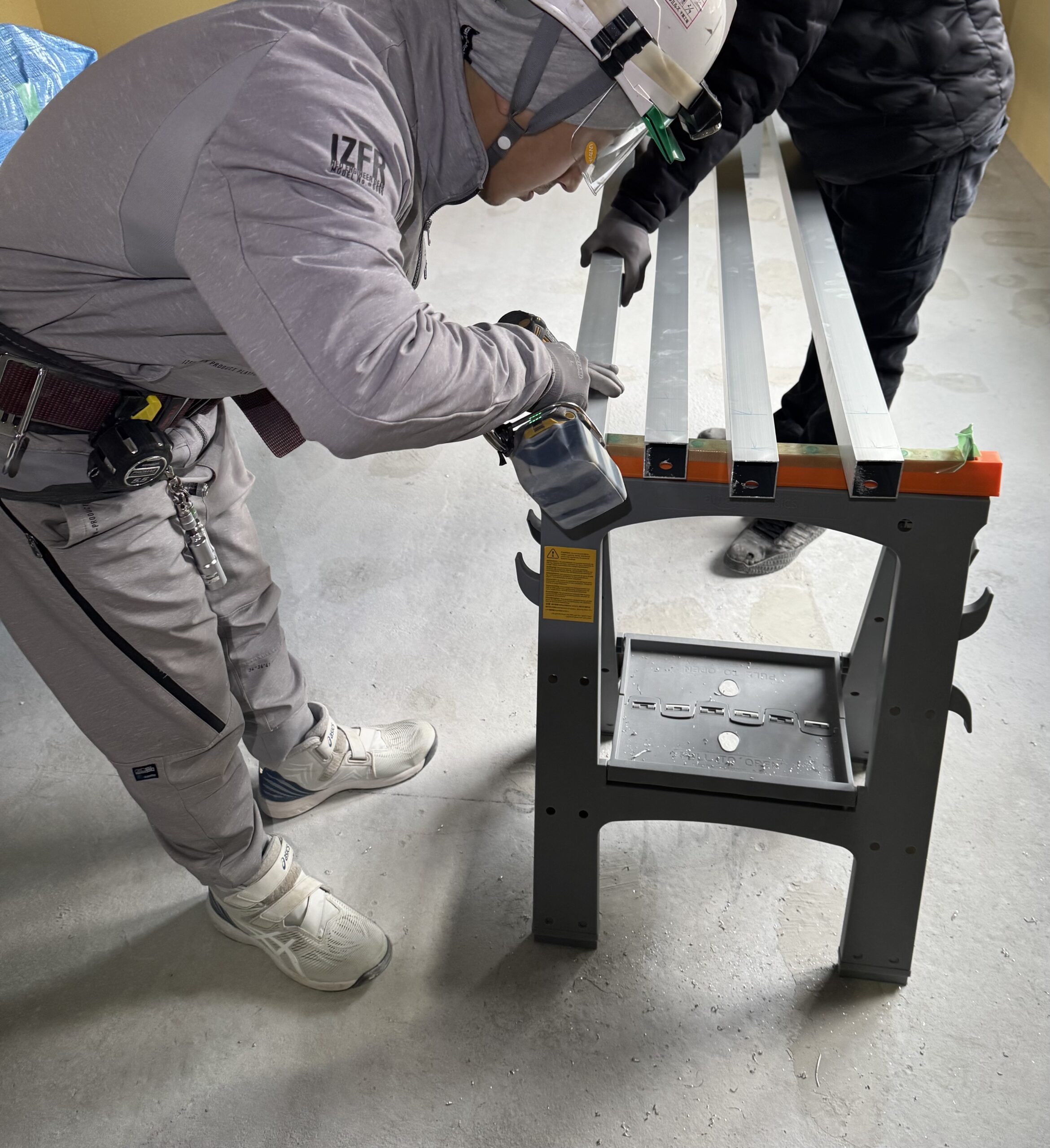 【施工実績】外部階段 1階〜R階 アルミ角パイプ通し加工・取付工事