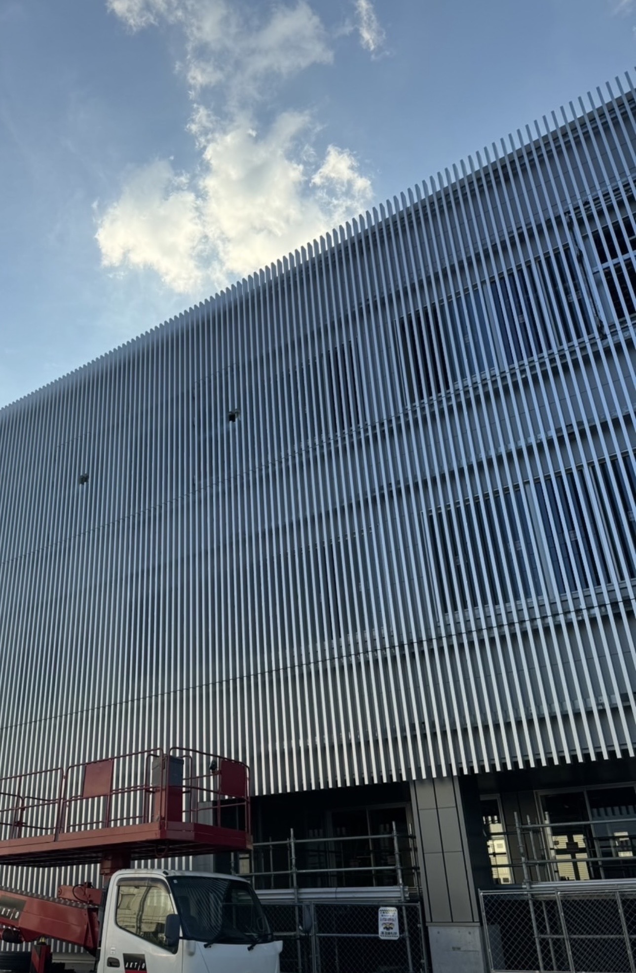 【施工実績】千葉県内某公共施設 外装ルーバー施工｜建築金物工事は株式会社GROWTHへ