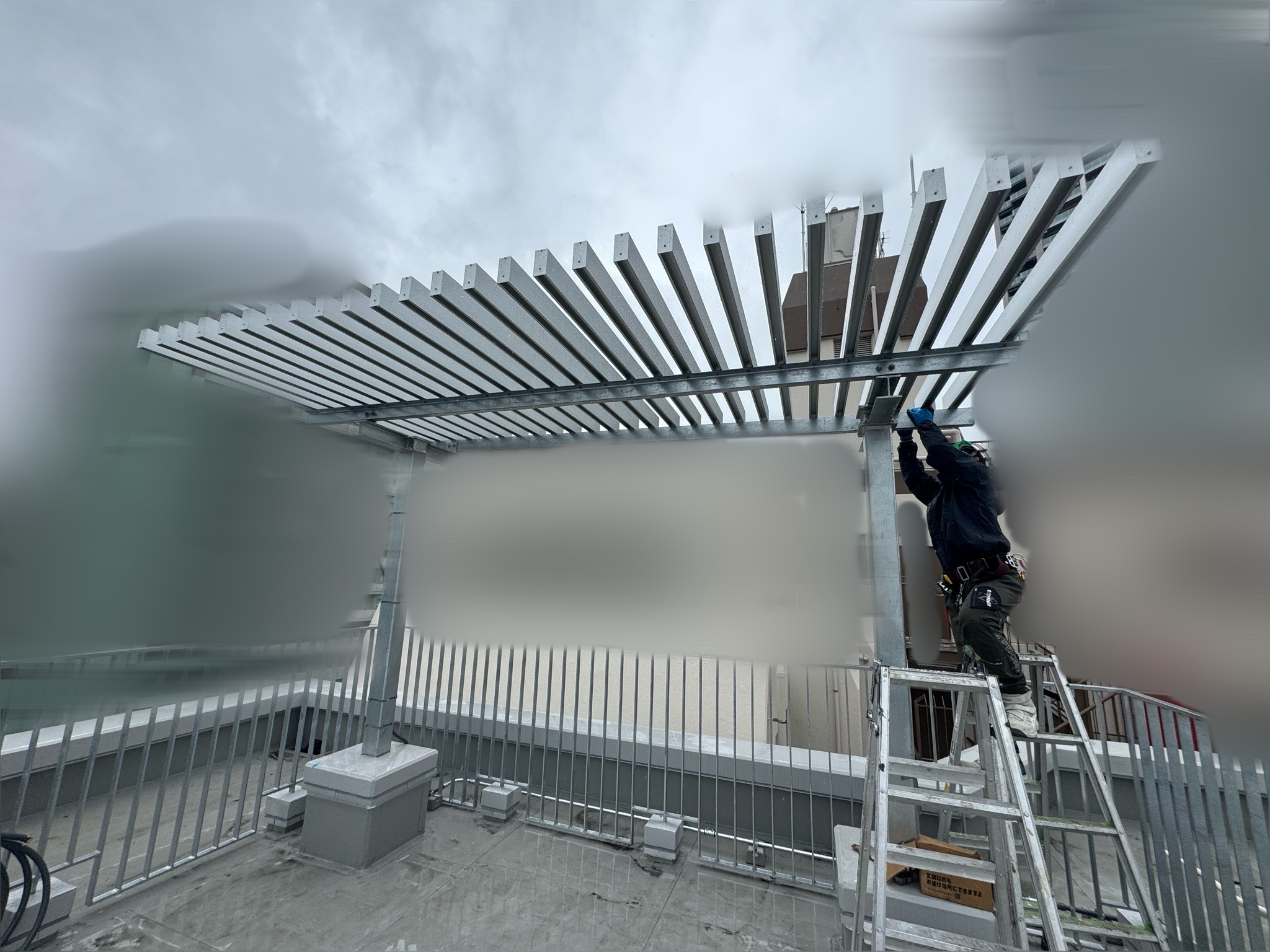 屋上ルーバー施工事例｜東京都某所｜精度と強度を両立した金物工事