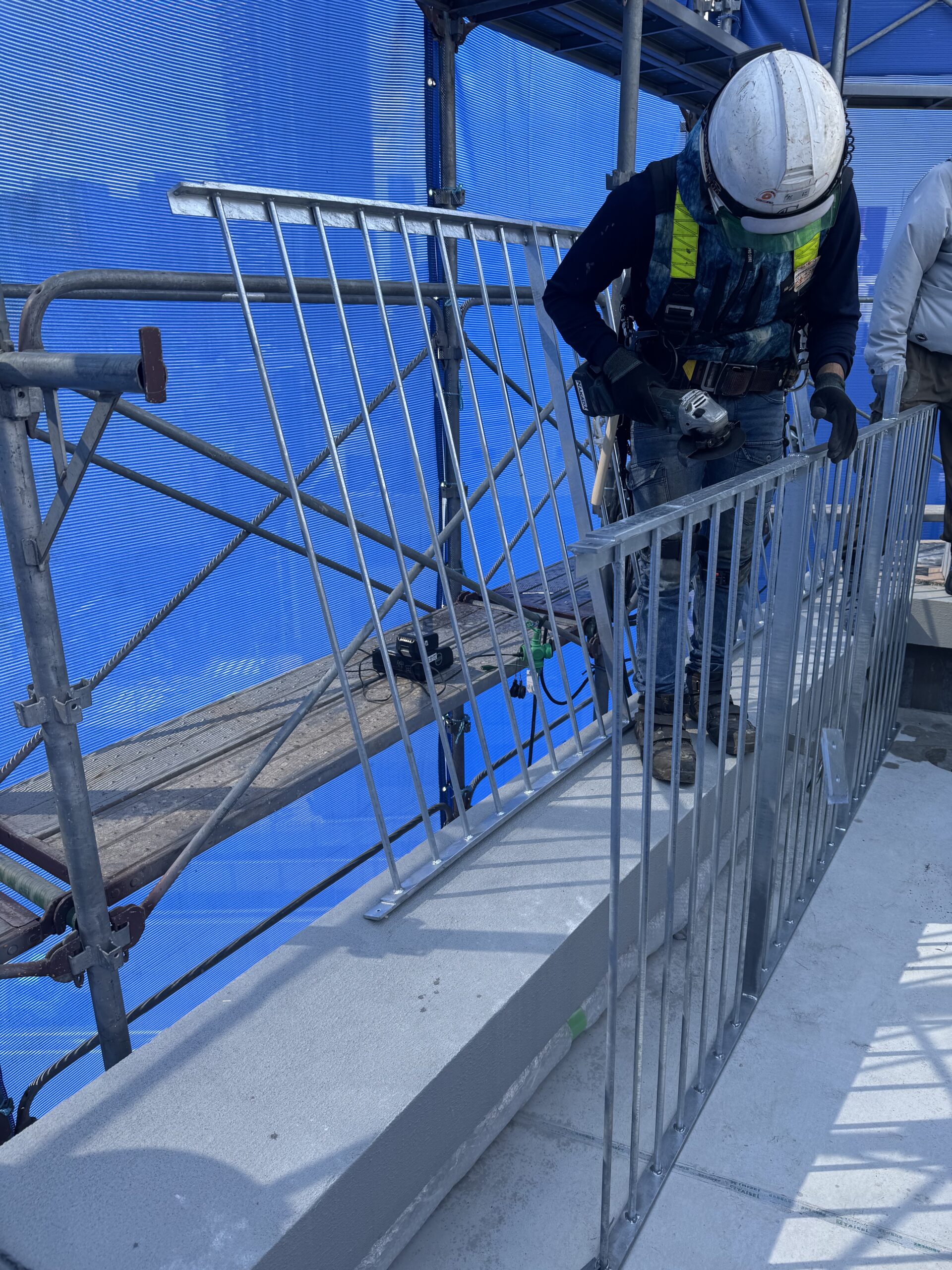 R階手摺取付・現場加工｜建築金物・鍛冶工事